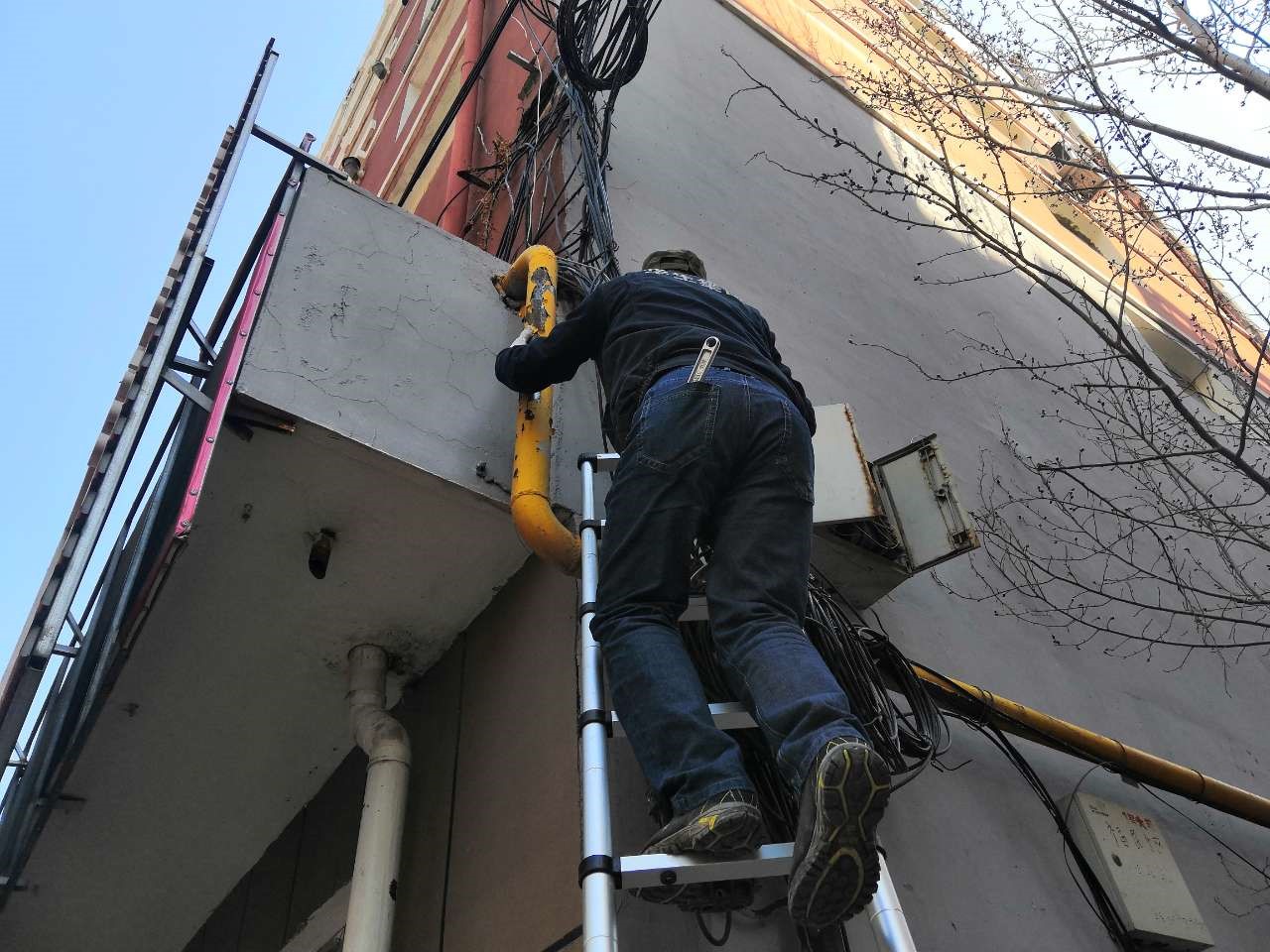 维修工配合消防人员灭火 燃气人保障居民安全用气